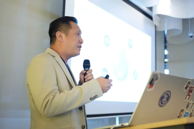 Telcowin speaker presenting the Data Cloud session