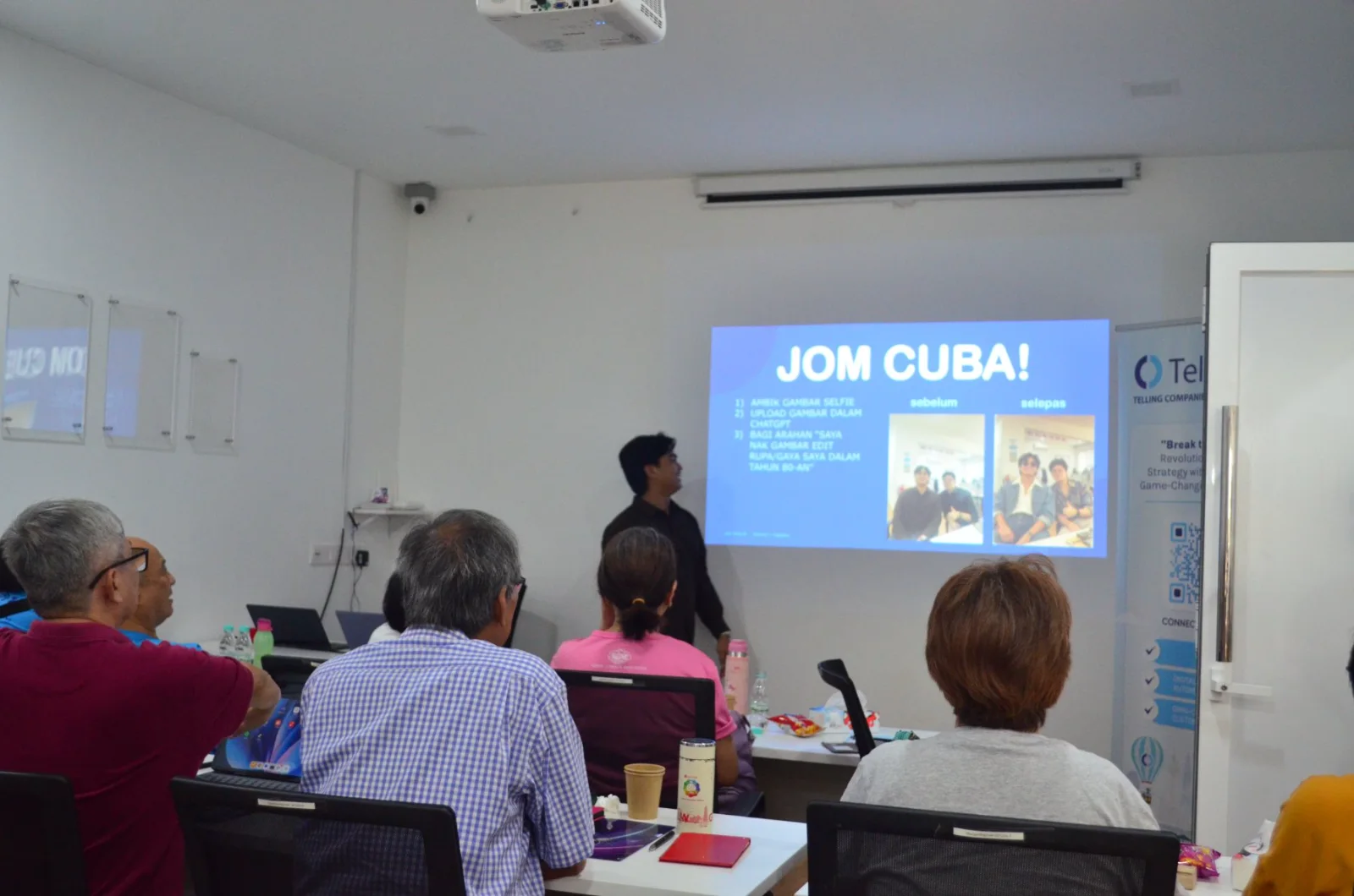 A volunteer presenting the Jom Pand.AI workshop to participants in Taman Sri Sinar