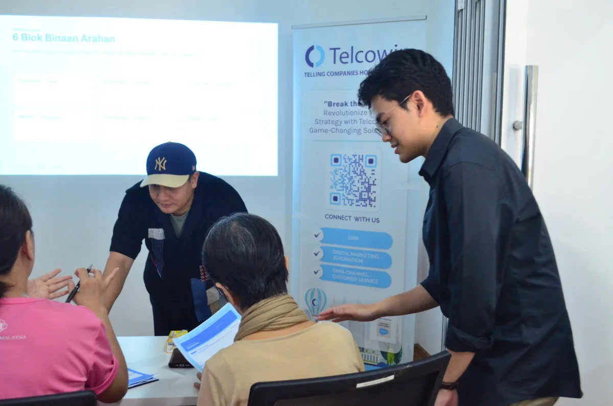 A volunteer teaching participants at the Jom Pand.AI workshop