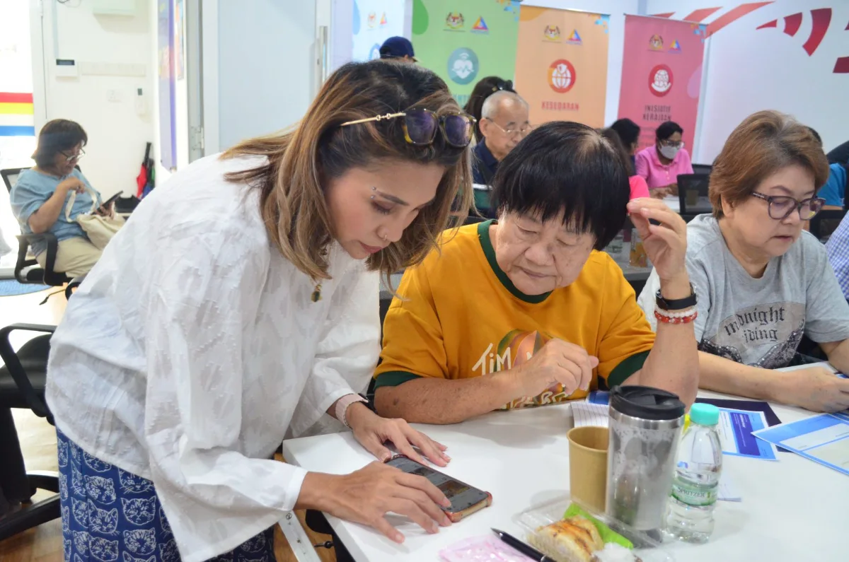 A volunteer helping a participant with her phone